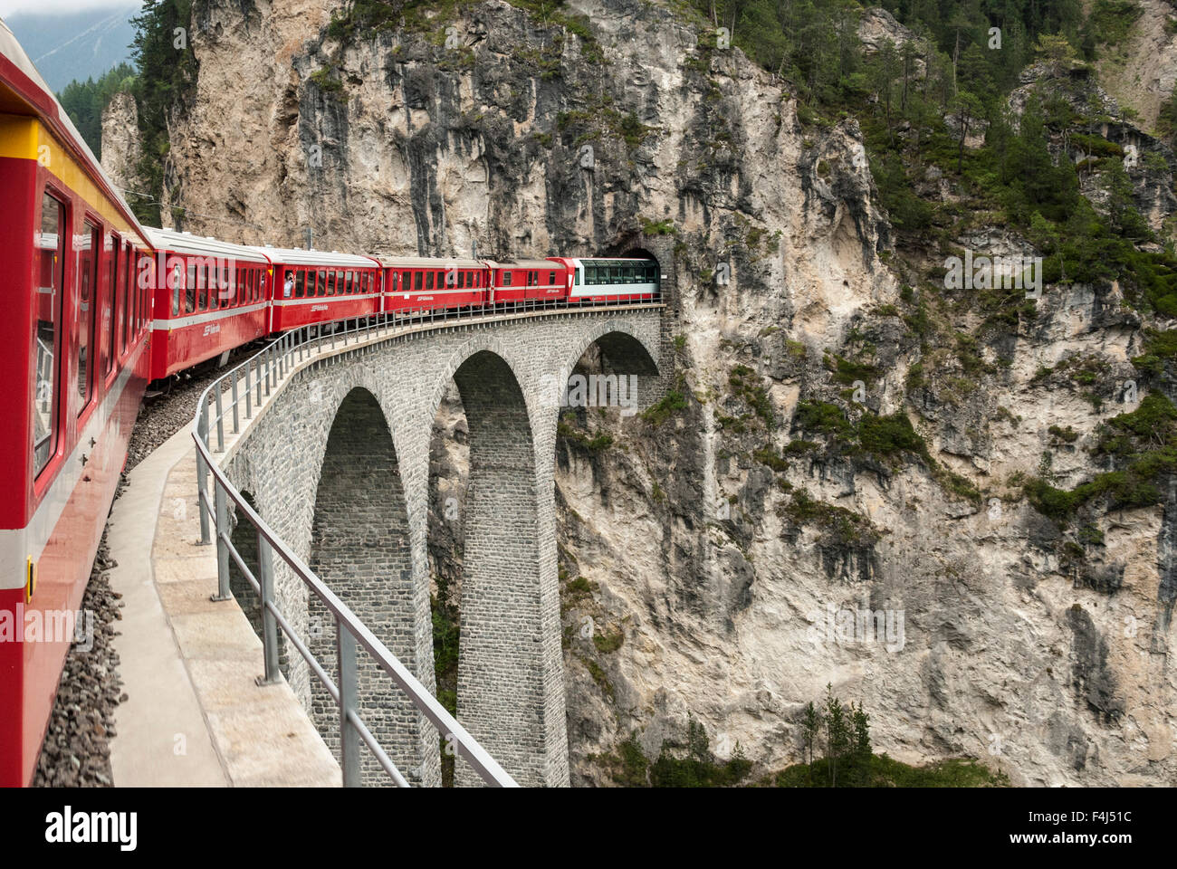 Landwasser-Viadukt, Filisur, Albulabahn auf dem Glacier Express Route, UNESCO-Weltkulturerbe, Schweiz, Europa Stockfoto