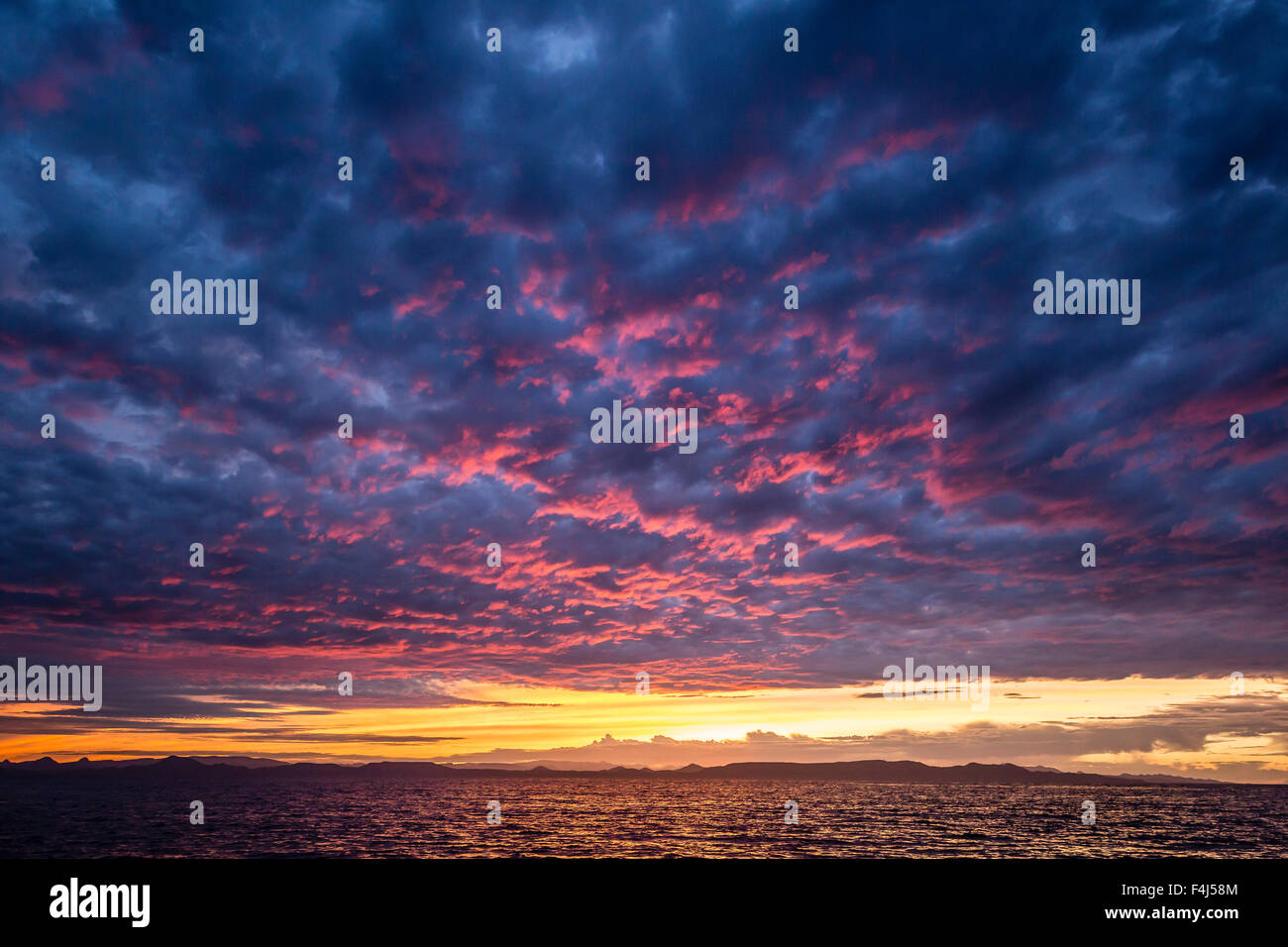 Intensive Wolken und Sonnenuntergang über Baja Halbinsel Isla Ildefonso, Baja California Sur, Mexiko, Nordamerika Stockfoto