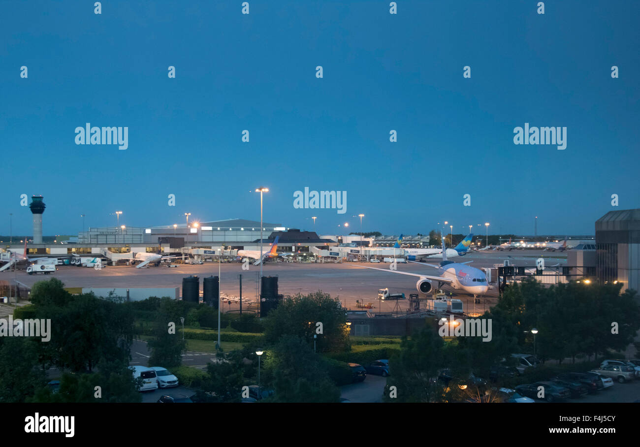 Manchester Flughafen bei Dämmerung, Manchester, England, United Kingdom, Europe Stockfoto