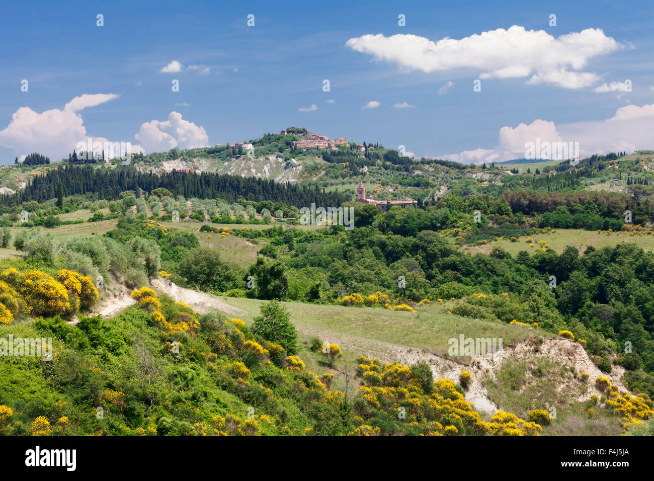 Toskanische Landschaft mit Berg Dorf Chiusure, Provinz Siena, Toskana, Italien, Europa Stockfoto