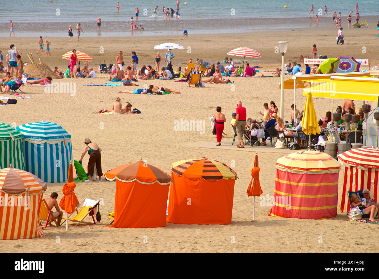 Typische Farbe gestreift Strandkabinen, Touristen, Strand und Meer, Trouville Sur Mer, Normandie, Frankreich, Europa Stockfoto