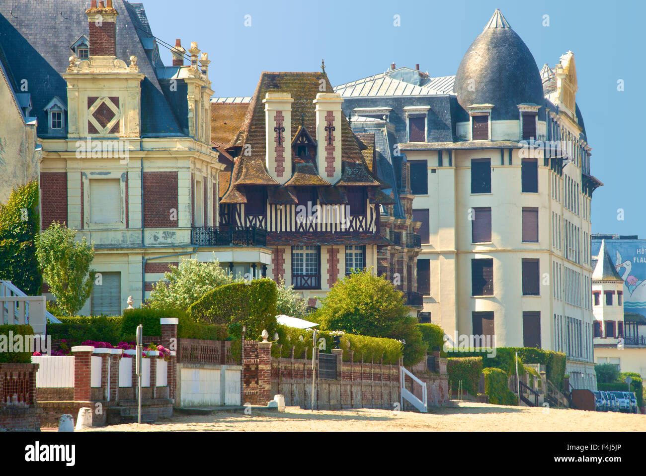 Typische Beach Villas und Hotels entlang des Strandes, Trouville Sur Mer, Normandie, Frankreich, Europa Stockfoto
