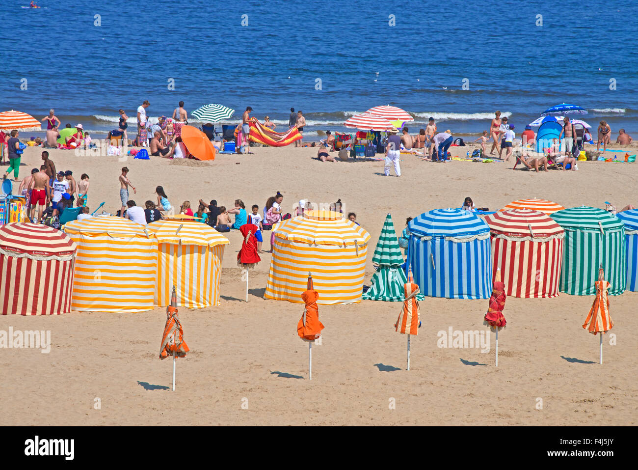 Typische Farbe gestreift Strandkabinen, Touristen, Strand und Meer, Trouville Sur Mer, Normandie, Frankreich, Europa Stockfoto
