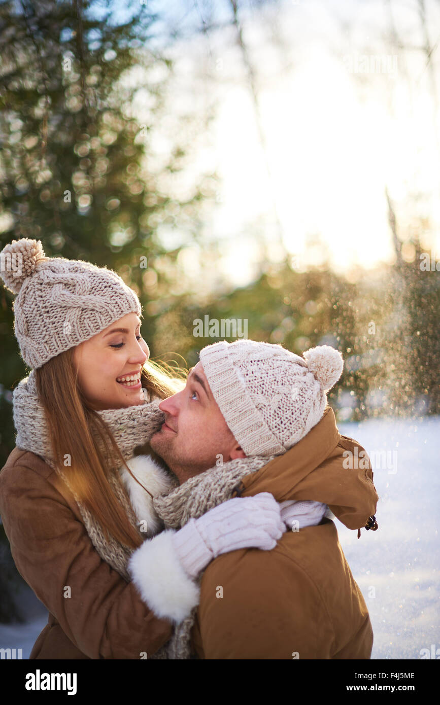 Fröhliche junge Paar genießt Wintertag im park Stockfoto