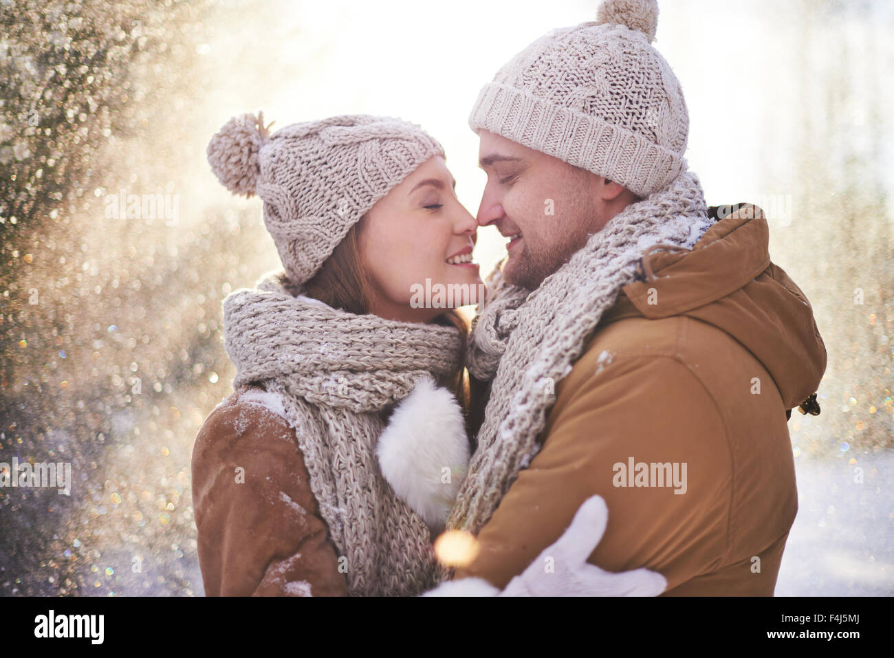 Glückliches junges Paar Flirten im Wintertag Stockfoto