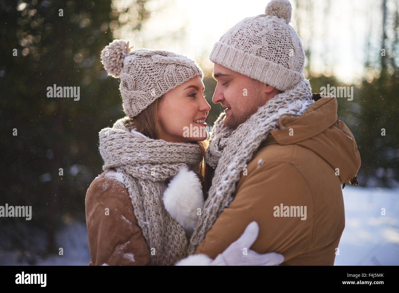 Verliebten Pärchen Wintertag im freien Daten über Stockfoto
