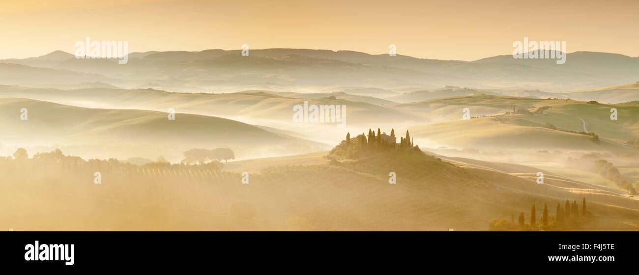 Bauernhof Belvedere bei Sonnenaufgang, in der Nähe von San Quirico, Val d ' Orcia (Orcia-Tal), UNESCO, Provinz Siena, Toskana, Italien Stockfoto