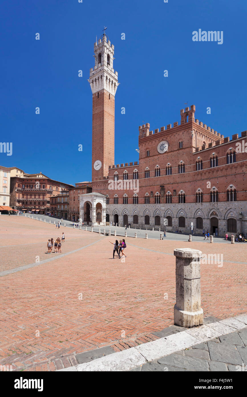 Piazza del Campo mit Rathaus Palazzo Pubblico und Torre del Mangia Turm, UNESCO, Siena, Provinz Siena, Toskana, Italien Stockfoto