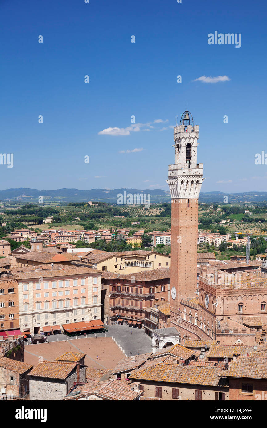 Blick auf die Altstadt einschließlich Piazza del Campo mit Rathaus Palazzo Pubblico & Torre del Mangia Turm, Siena, Toskana, Italien Stockfoto