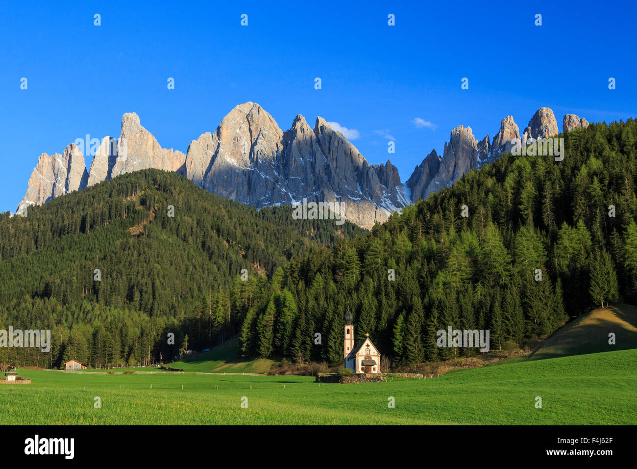 Die Kirche von Ranui und der Geisler-Gruppe im Hintergrund, St. Magdalena, Villnösser Tal, Dolomiten, Südtirol, Italien, Europa Stockfoto