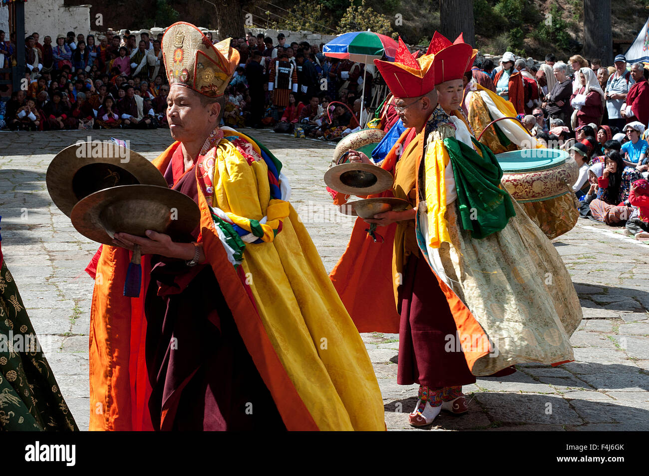 Mönch-Musiker in zeremoniellen Kostümen Paro Tsechu, Paro, Bhutan Bhutan Becken und Trommeln beim Stockfoto