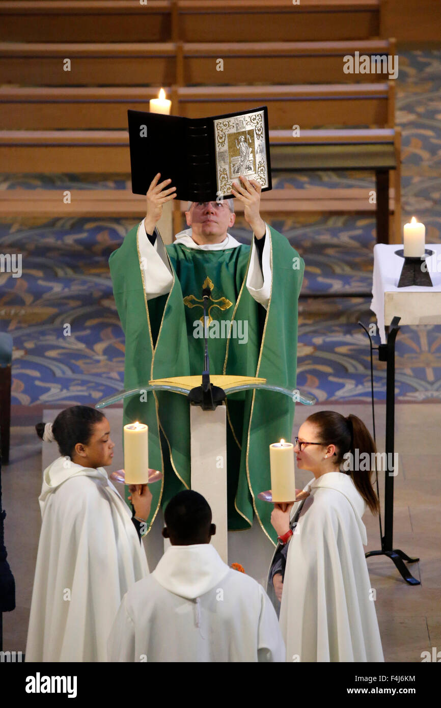 Liturgie des Wortes, katholische Mas, Notre-Dame du Perpetuel Secours Basilika, Paris, Frankreich, Europa Stockfoto