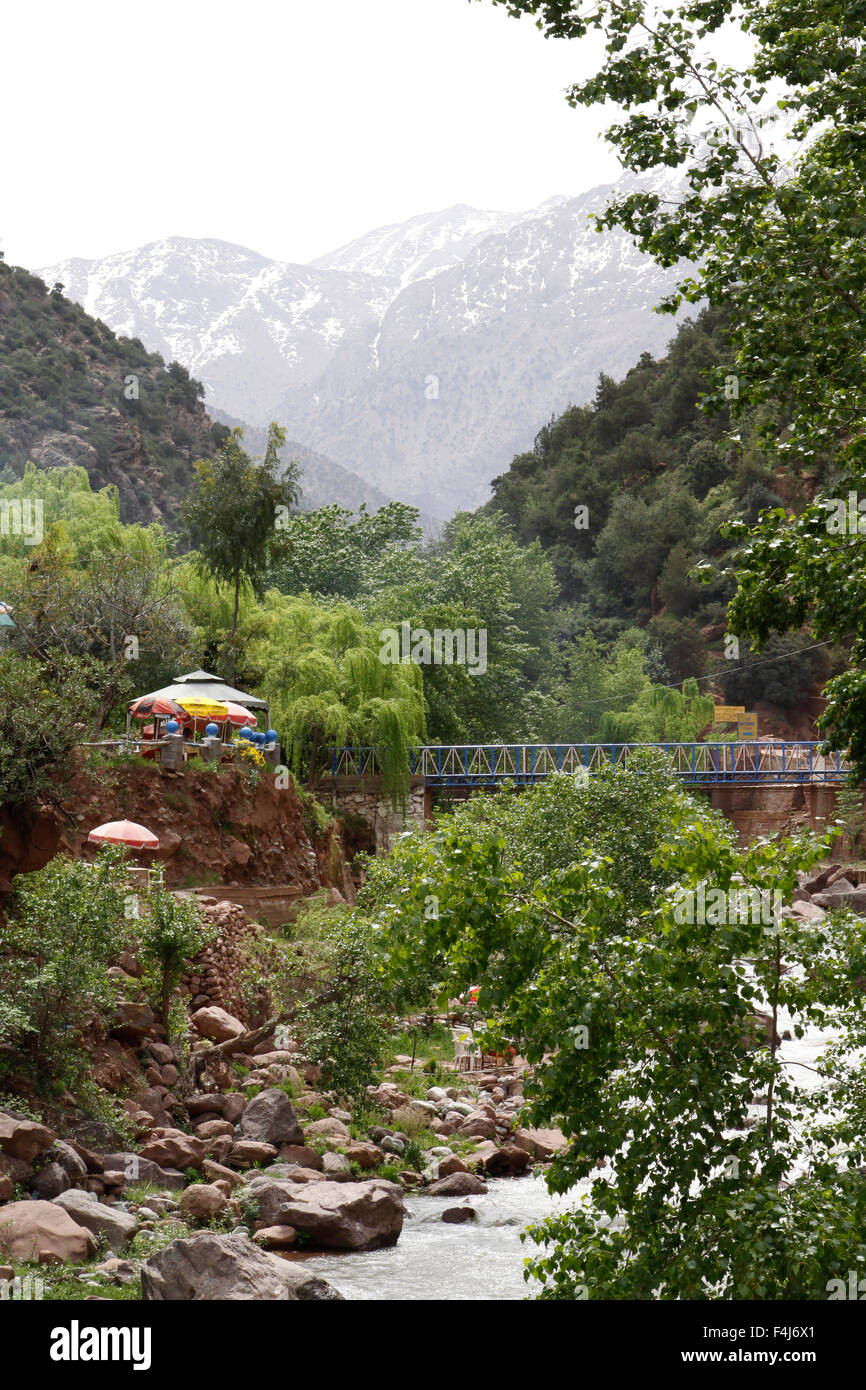 Cafe im Ourika Tal am Setti Fatma, einem beliebten Dorf südlich von Marrakesch, Marokko. Schneebedeckte Atlasgebirge im Abstand Stockfoto