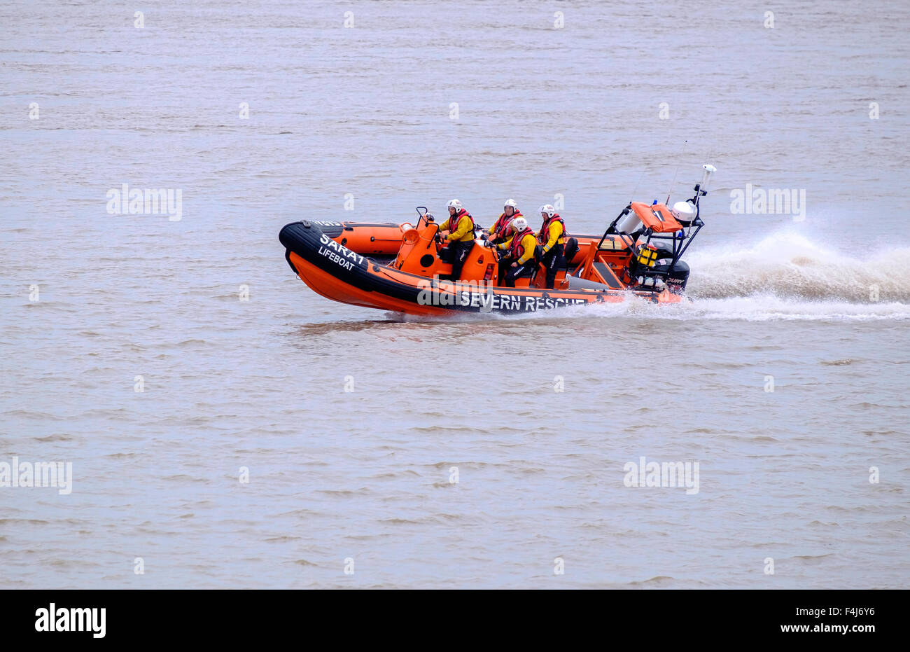 Neue SARA (Severn Bereich Rescue Association) lifeboat'Jim Hewitt "am Fluss Severn nach Start bei Beachley. Alle Besatzungsmitglieder sind freiwillige Stockfoto