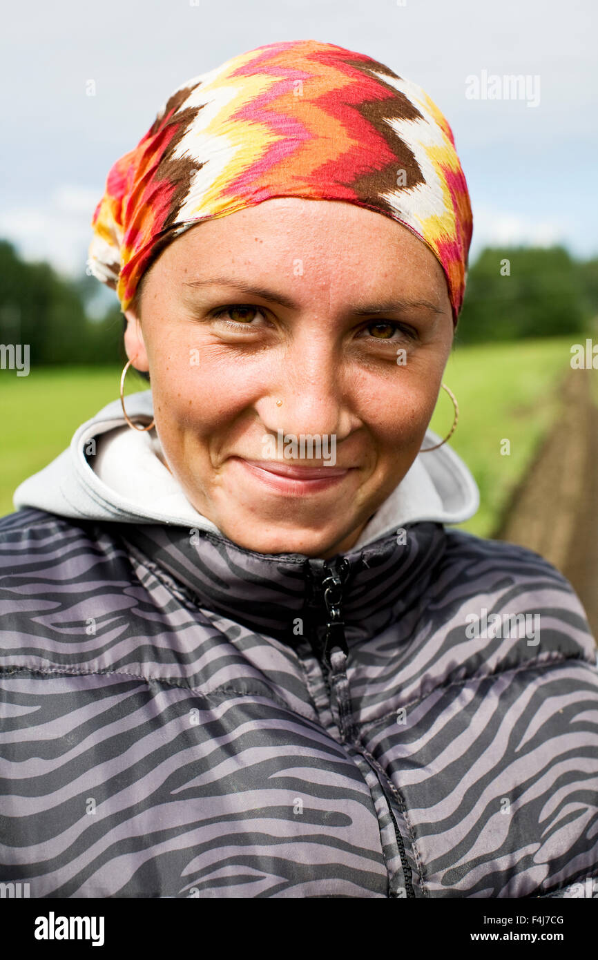 Menschen Pflanzen Eisbergsalat auf einem Feld, Finnland. Stockfoto