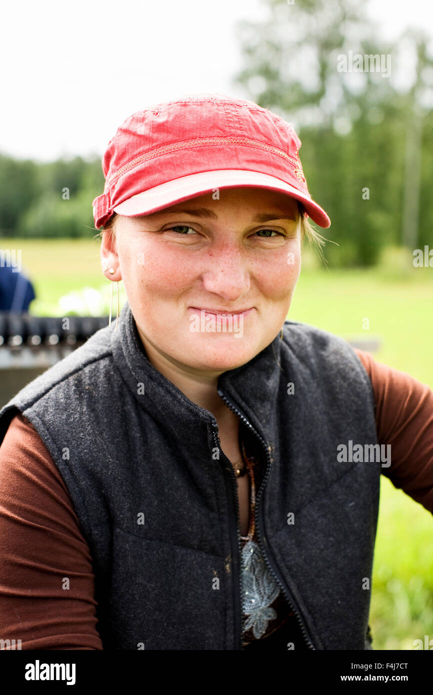 Frau arbeitet im Feld, Finnland. Stockfoto