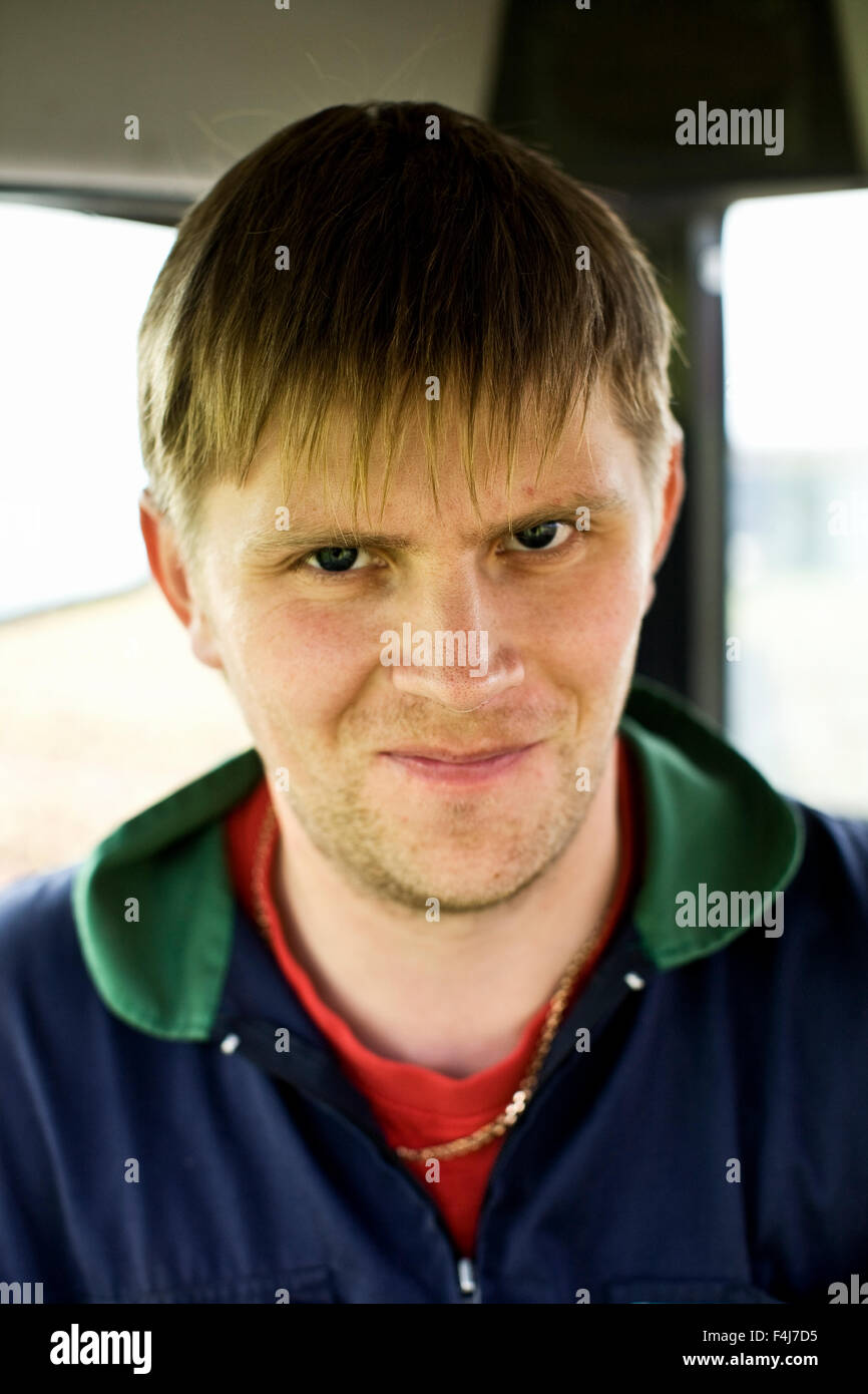 Porträt eines Bauern in einem Traktor, Finnland. Stockfoto