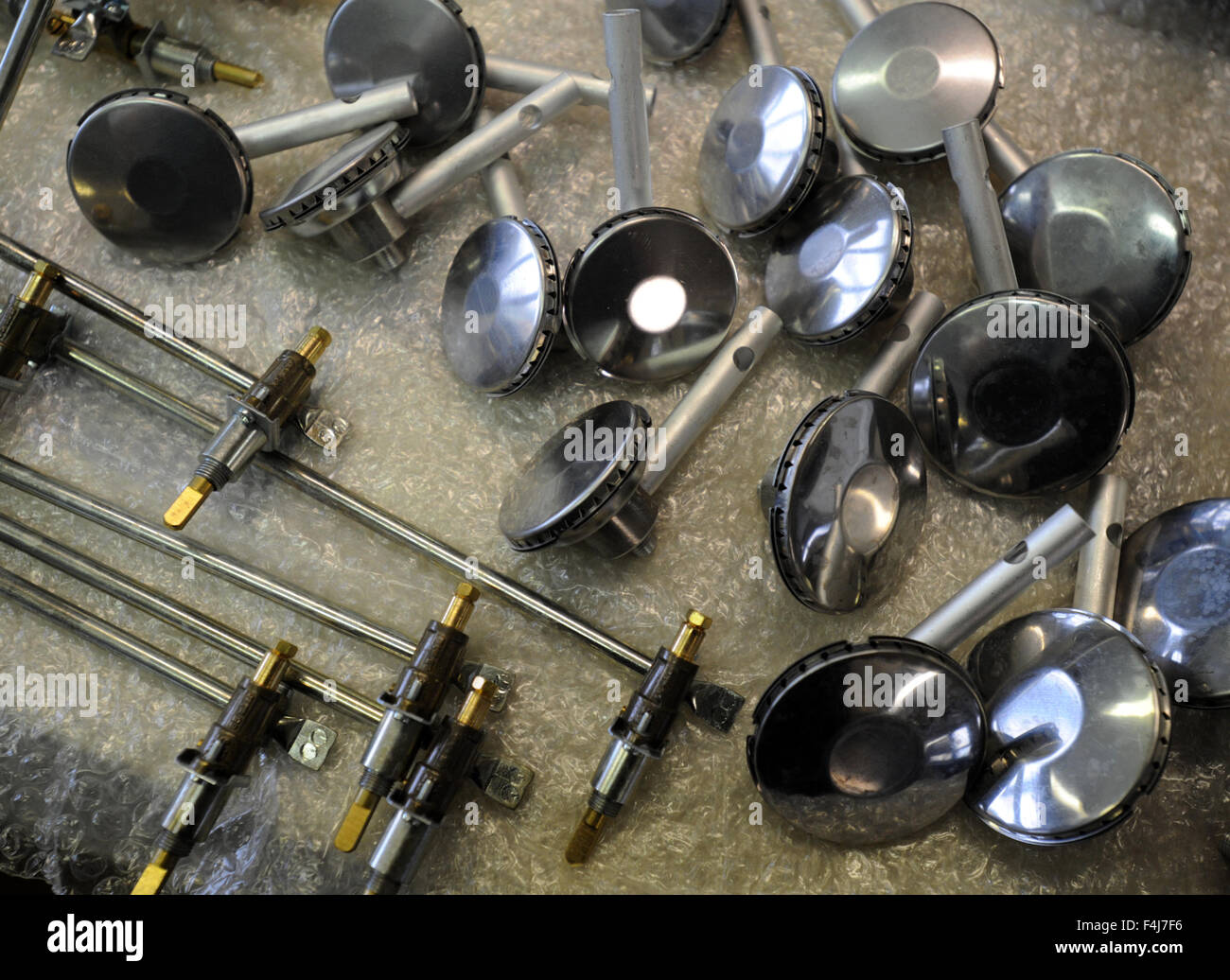 MEVA, bekannt in der ganzen Welt für seine Abfallbehälter, Umsatz rund Kc1.3bn in diesem Jahr Rene Andres sales Direktor der Abteilung Urbanka, plant, sagte CTK. Das Unternehmen mit drei Werken produziert auch Campingkocher und Metallwaren. Er verkauft waren in die ganze Welt und durch ein breites Sortiment an waren, es hat die Wirtschaftskrise und den Druck von chinesischen Konkurrenten bewältigt. MEVA beschäftigt rund 350 Mitarbeiter. MEVA Firma abgebildet in Roudnice nad Labem, Tschechische Republik, 16. Oktober 2015. (CTK Foto/Libor Zavoral) Stockfoto