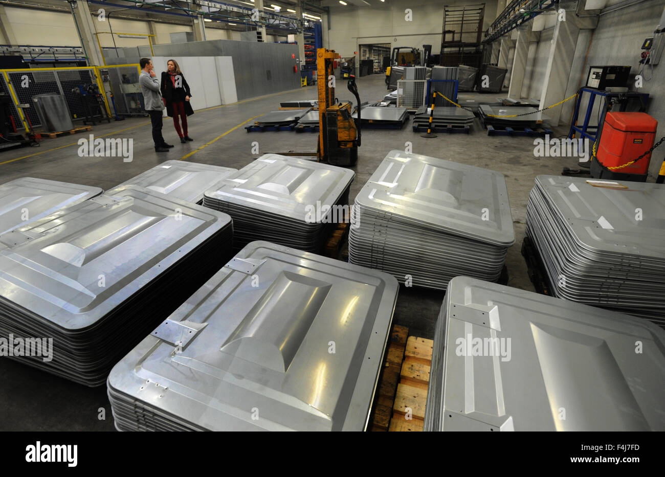 MEVA, bekannt in der ganzen Welt für seine Abfallbehälter, Umsatz rund Kc1.3bn in diesem Jahr Rene Andres sales Direktor der Abteilung Urbanka, plant, sagte CTK. Das Unternehmen mit drei Werken produziert auch Campingkocher und Metallwaren. Er verkauft waren in die ganze Welt und durch ein breites Sortiment an waren, es hat die Wirtschaftskrise und den Druck von chinesischen Konkurrenten bewältigt. MEVA beschäftigt rund 350 Mitarbeiter. MEVA Firma abgebildet in Roudnice nad Labem, Tschechische Republik, 16. Oktober 2015. (CTK Foto/Libor Zavoral) Stockfoto