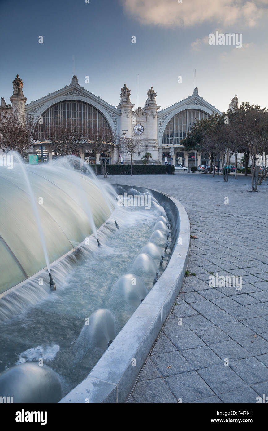 Am später Nachmittag vor dem Bahnhof, entworfen vom Architekten Victor Laloux 1898 in Tours, Indre et Loire, Frankreich Stockfoto