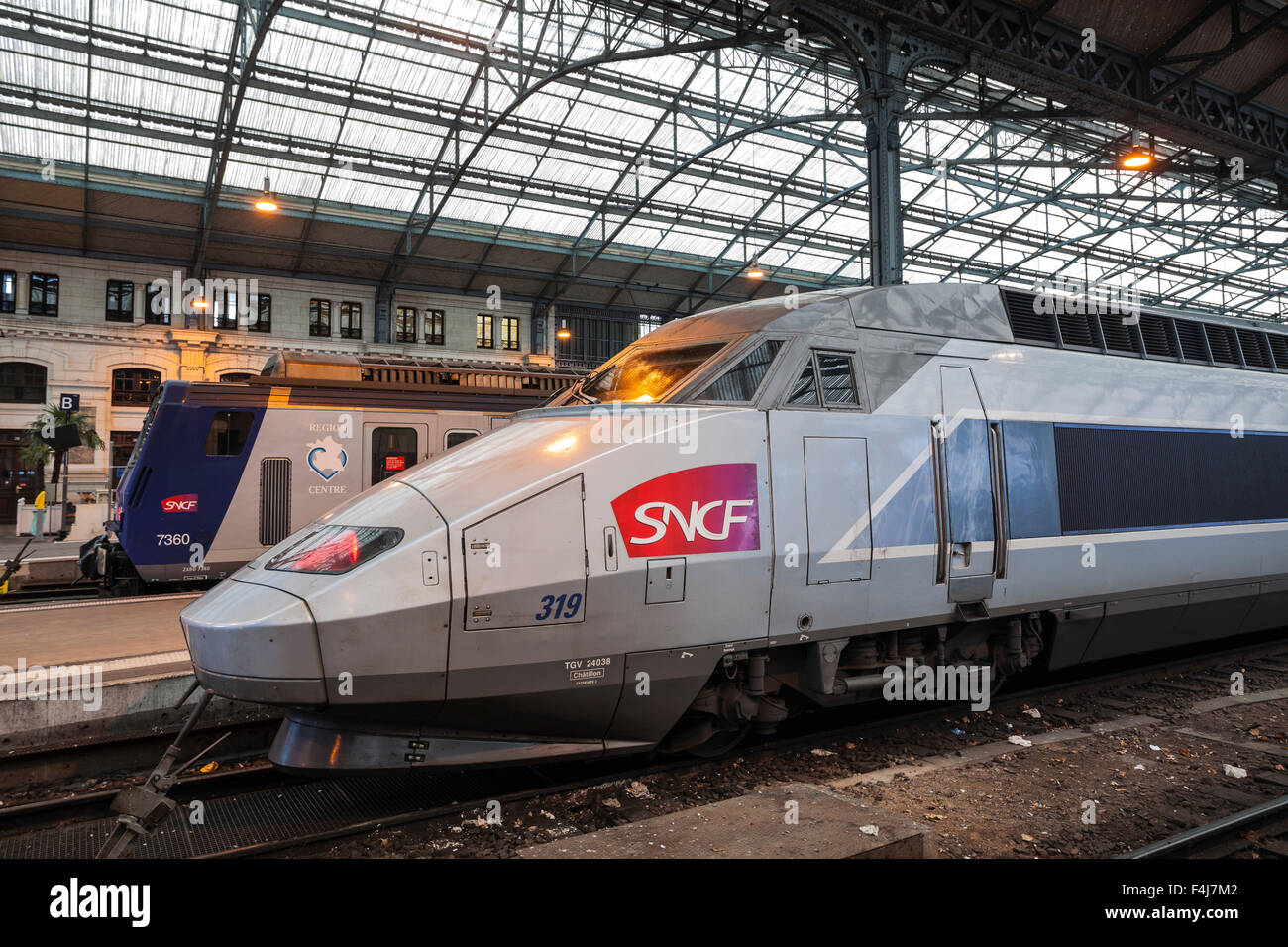 Ein TGV und ein Nahverkehrszug TER erwarten Abreise am Bahnhof Tours, Indre et Loire, Frankreich, Europa Stockfoto