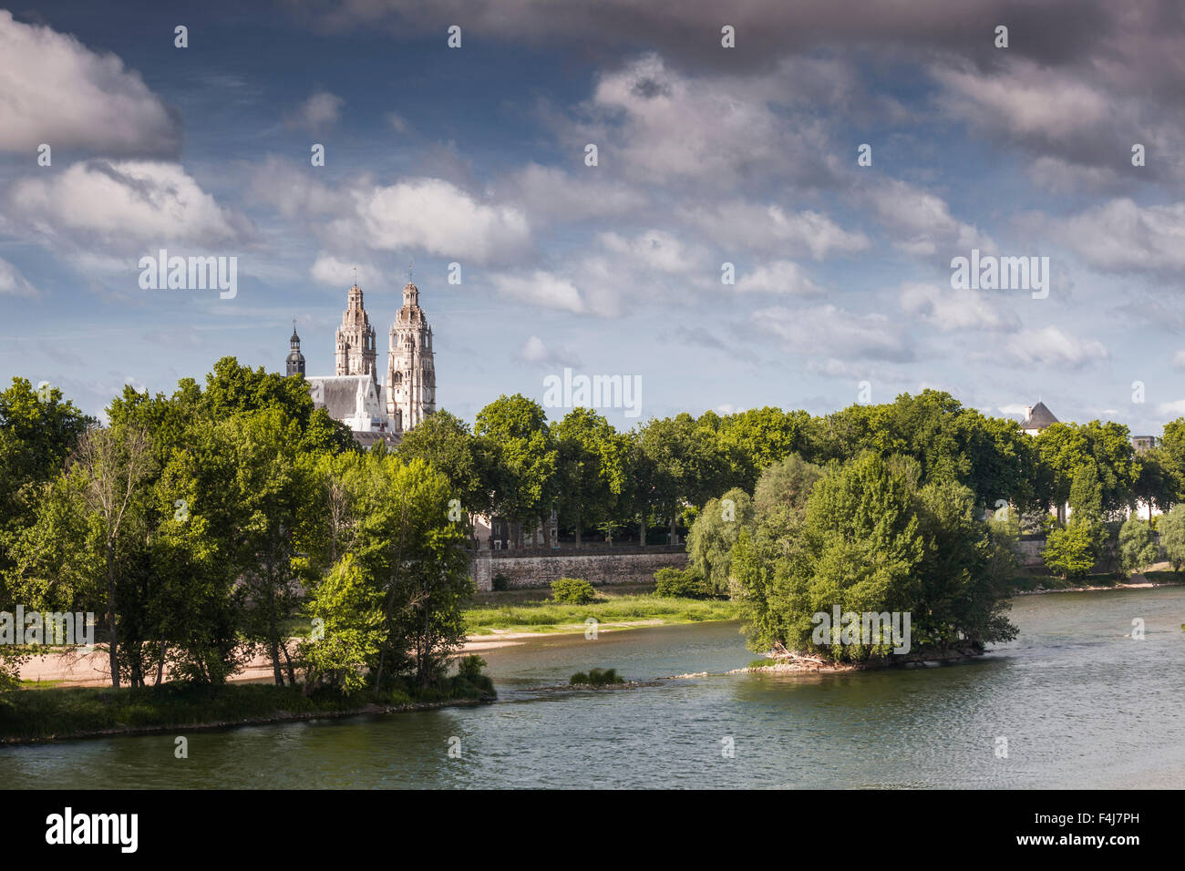 Blick über die Loire in Richtung der Kathedrale Saint-Gatien in Tours, Indre et Loire, Frankreich, Europa Stockfoto