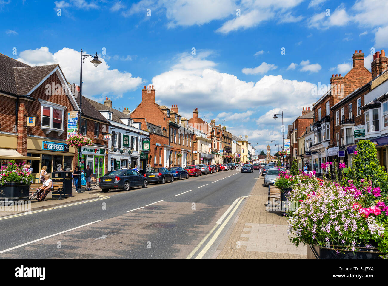 Geschäfte auf der High Street, Newmarket, Suffolk, England, UK Stockfoto
