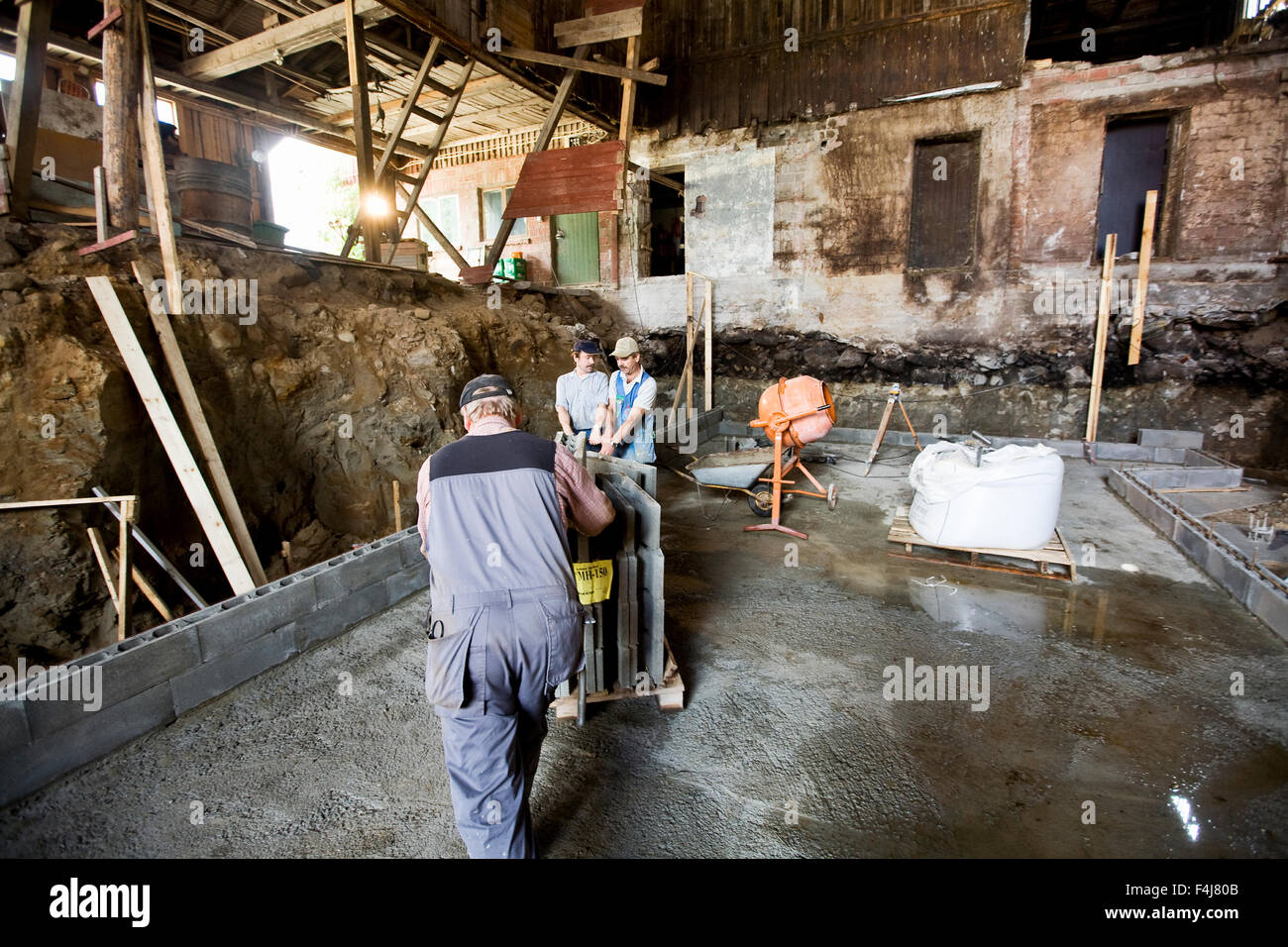Baustelle in einer alten Scheune, Finnland. Stockfoto