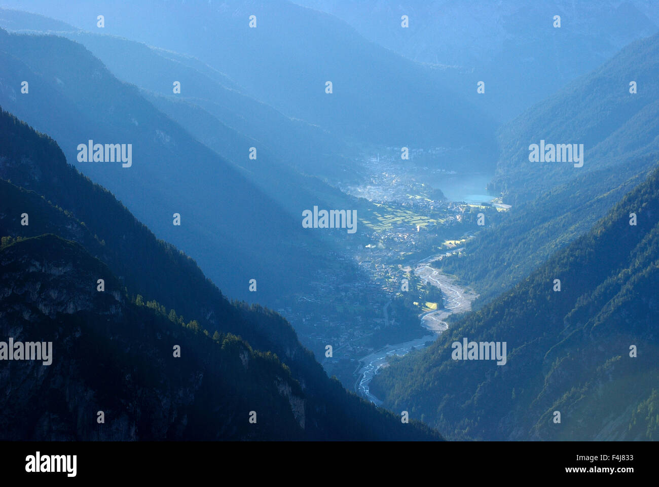 Langes Tal mit einem Fluss Stockfoto