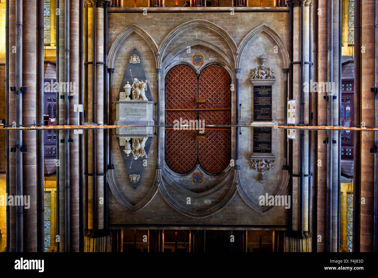 Blick über den stillen Wassern der Schriftart in der Kathedrale von Salisbury, Salisbury, Wiltshire, England, Vereinigtes Königreich, Europa Stockfoto