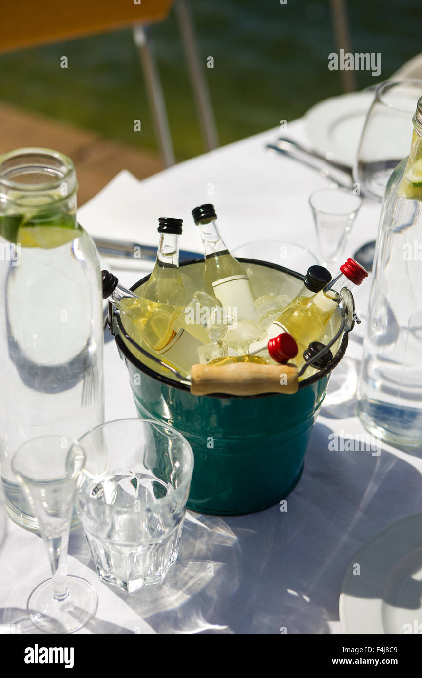 Flaschen Schnaps in einem Korb auf dem Tisch bereit gelegt, Schweden  Stockfotografie - Alamy