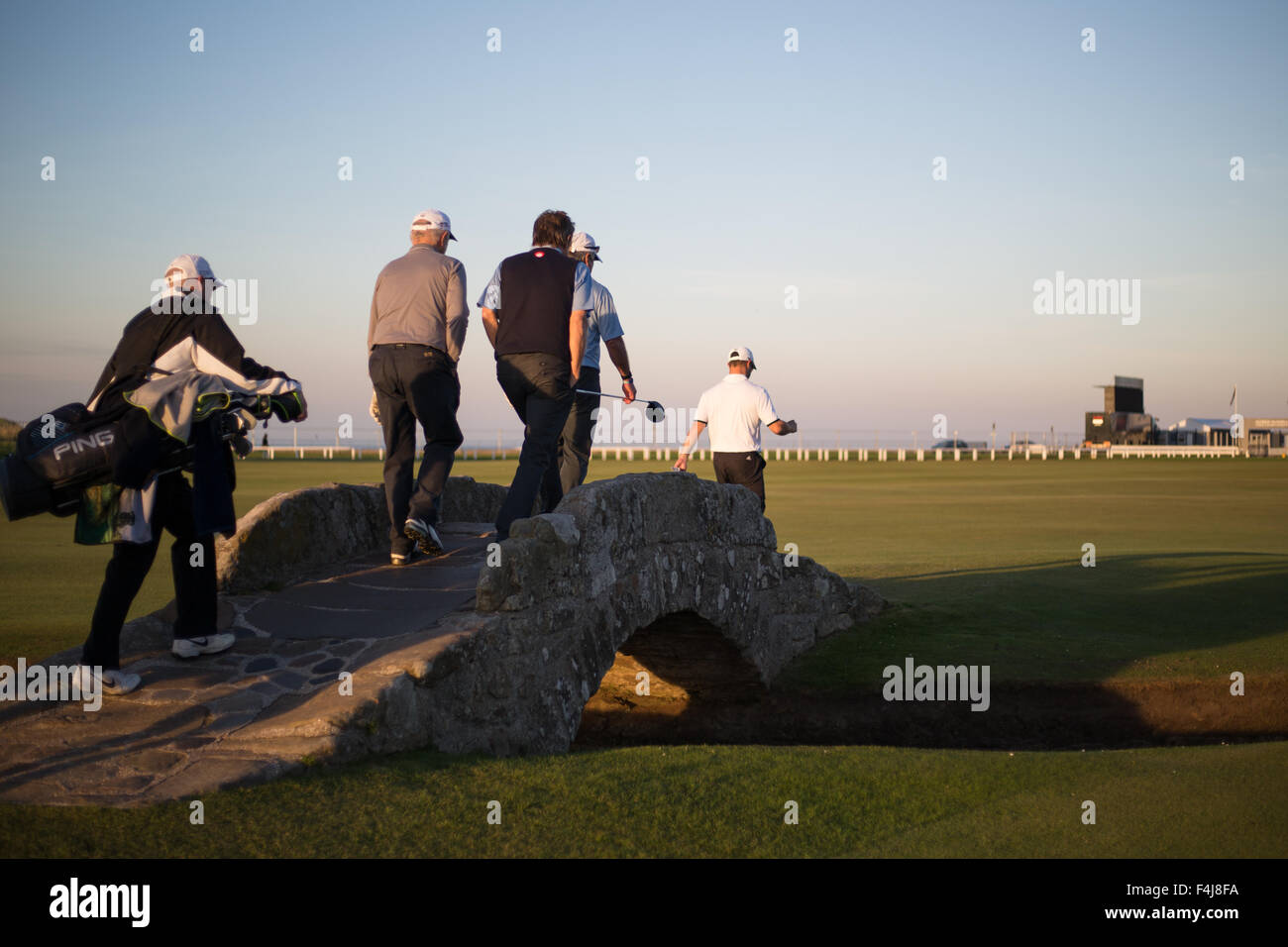 Golfer Brücke die Welt berühmten Swilcan (brennen) auf St. Andrews Links Golf Old Course in St. Andrews, Schottland, Großbritannien. Stockfoto