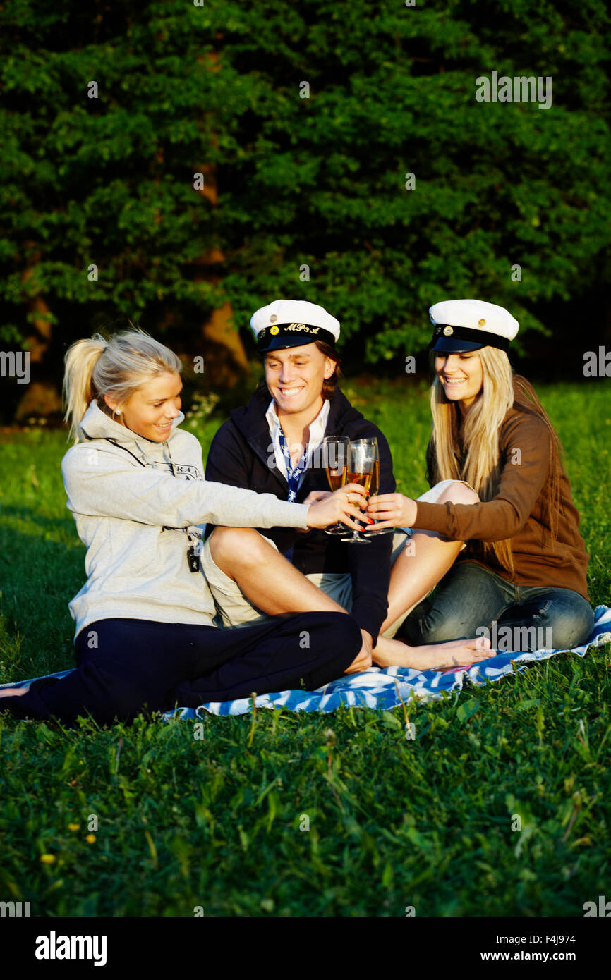 Eine Gruppe von Studenten sitzen in der Wiese, Schweden. Stockfoto