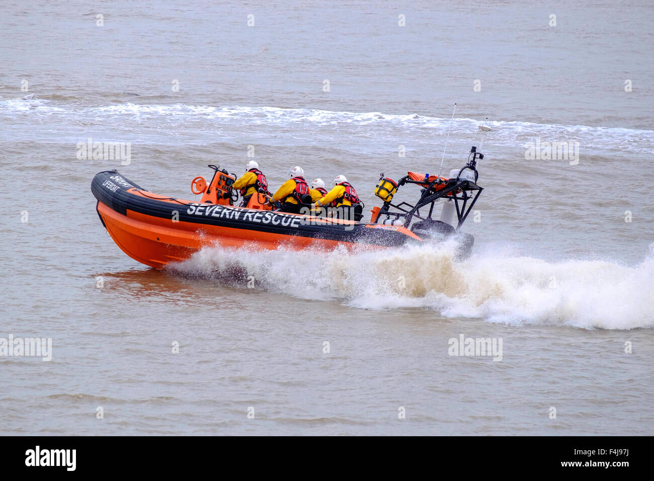 Neue SARA (Severn Bereich Rescue Association) lifeboat'Jim Hewitt "am Fluss Severn nach Start bei Beachley. Alle Besatzungsmitglieder sind freiwillige Stockfoto