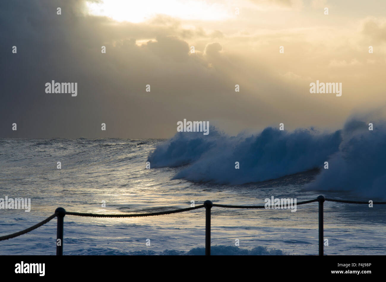 Ein frühmorgendlicher Sturm nähert sich der Küste am Bronte Beach in Sydney, Australien Stockfoto