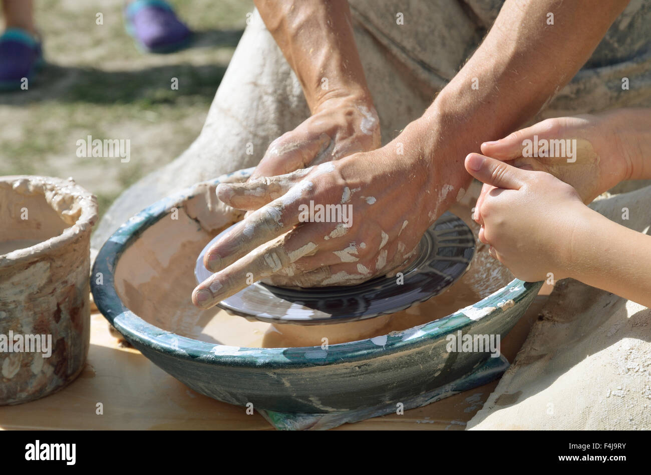 Töpfer arbeiten durch das werfen Rad Stockfoto