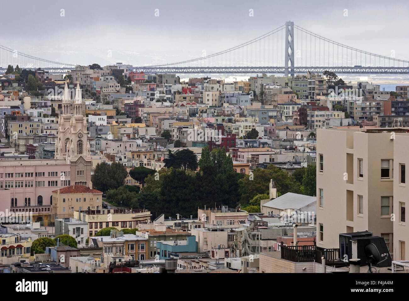 Blick auf San Francisco Häuser von Russian Hill, Oakland Bay Bridge hinter, San Francisco, Kalifornien, USA Stockfoto