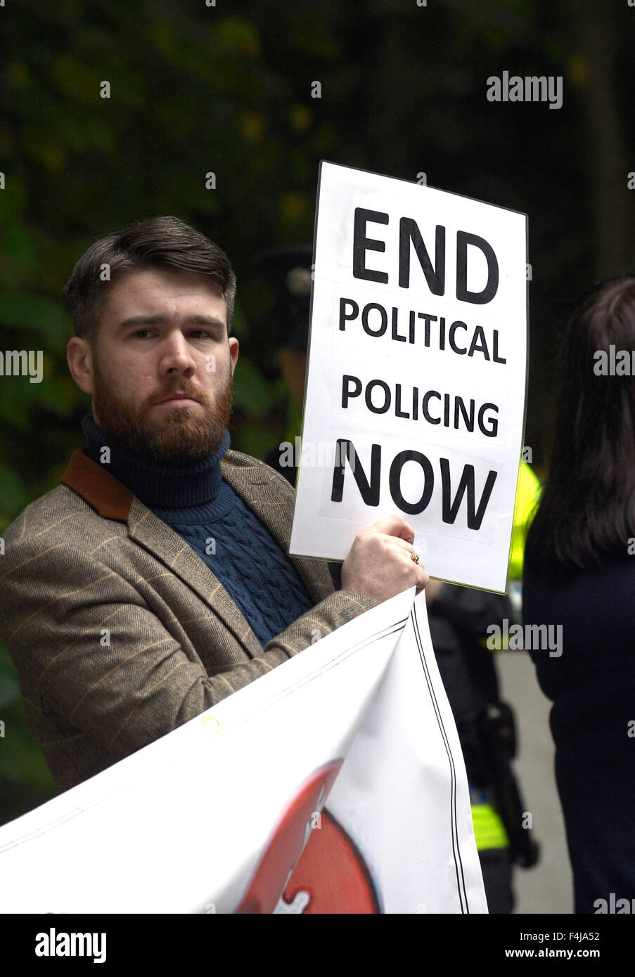 Die abweichende republikanische Gruppe republikanische Netzwerk für Unity (RNU) protestieren bei einer Police Service of Northern Ireland (PSNI) Veranstaltung Stockfoto
