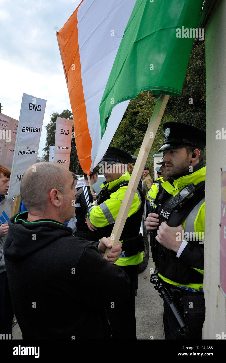 Die abweichende republikanische Gruppe republikanische Netzwerk für Unity (RNU) protestieren bei einer Police Service of Northern Ireland (PSNI) Veranstaltung Stockfoto
