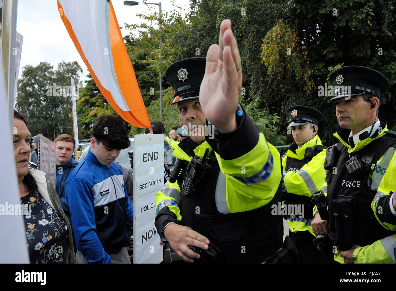 Die abweichende republikanische Gruppe republikanische Netzwerk für Unity (RNU) protestieren bei einer Police Service of Northern Ireland (PSNI) Veranstaltung Stockfoto