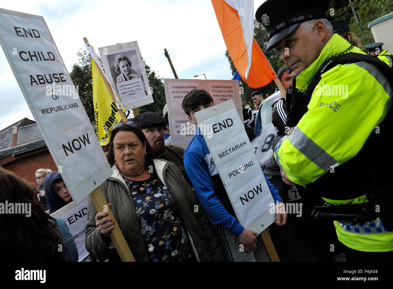 Die abweichende republikanische Gruppe republikanische Netzwerk für Unity (RNU) protestieren bei einer Police Service of Northern Ireland (PSNI) Veranstaltung Stockfoto