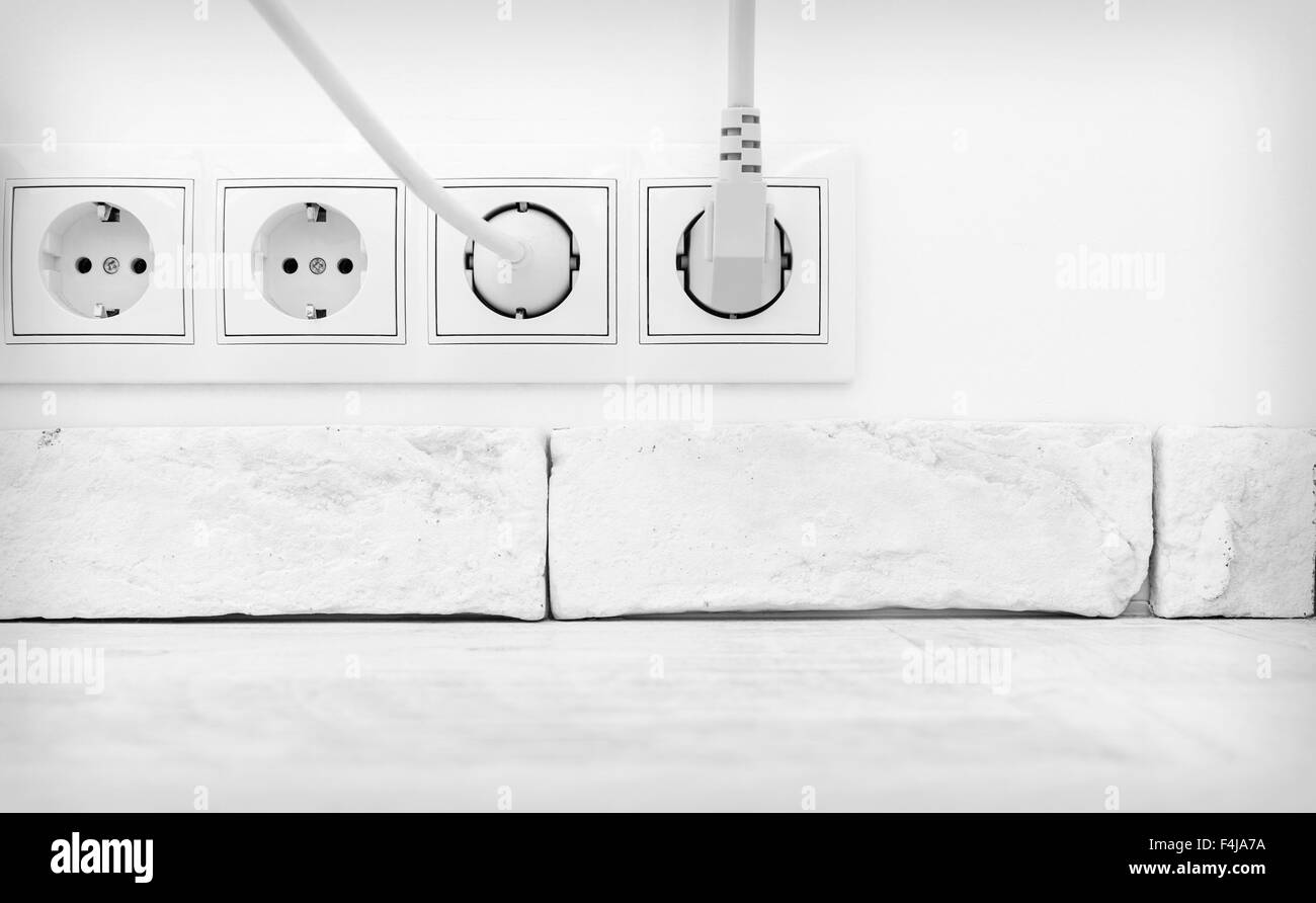 Elektrische Stecker im Innenraum Stockfoto