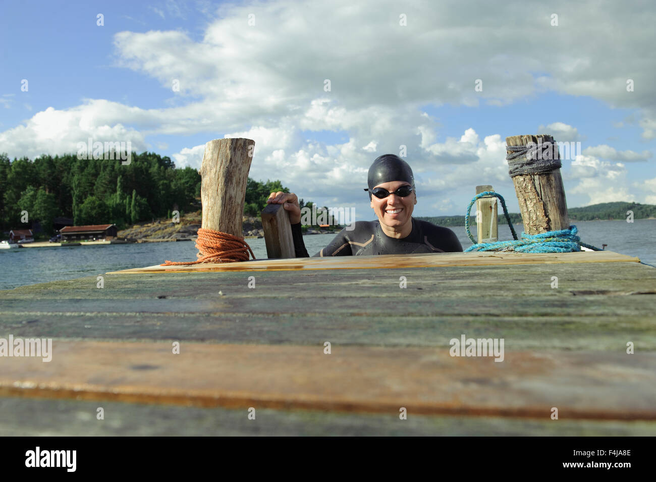 Frau in einen Taucheranzug aufstehen aus dem Meer, Schweden. Stockfoto