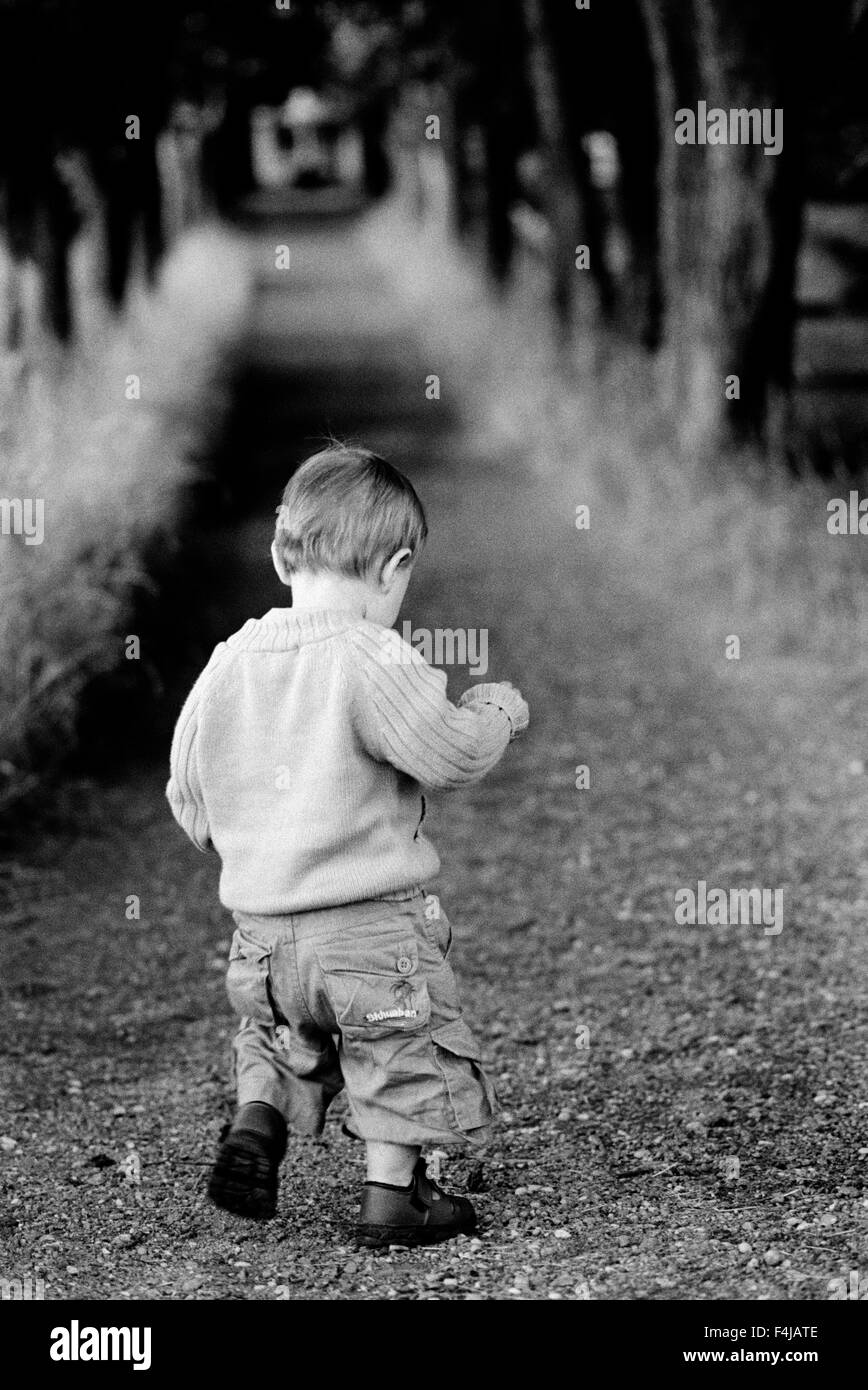Ein kleiner Junge, bummeln, Schweden. Stockfoto