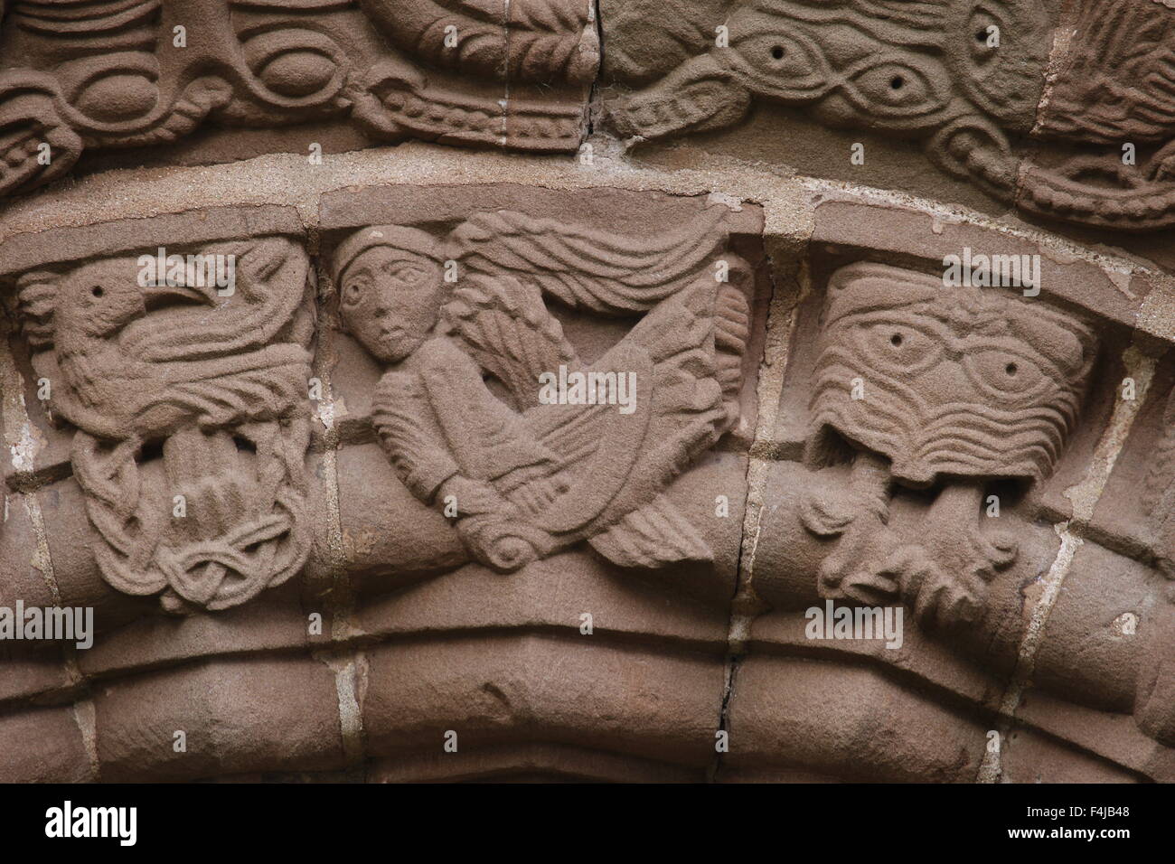 Engel auf Schlussstein der südlichen Tür inneren Bogen, Kilpeck Kirche, Herefordshire, England Stockfoto