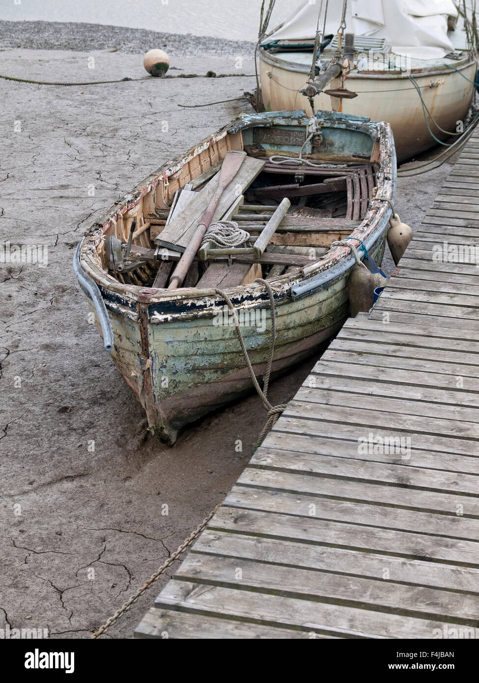 Kleines altes Fischerboot vor Anker am Fluss Colne am Wivenhoe. Essex. England. VEREINIGTES KÖNIGREICH. Stockfoto