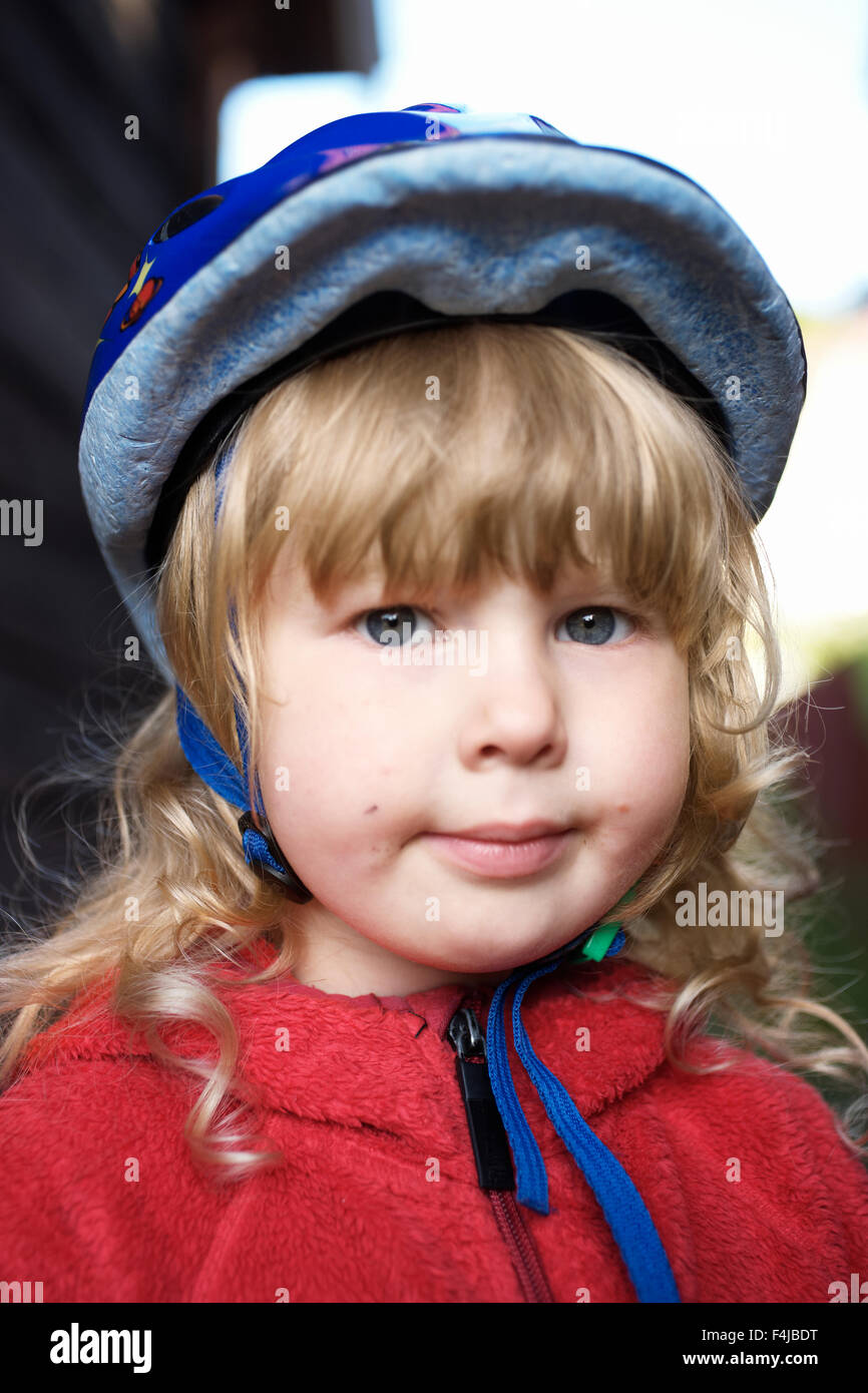 Mädchen mit einem Fahrradhelm, Schweden. Stockfoto
