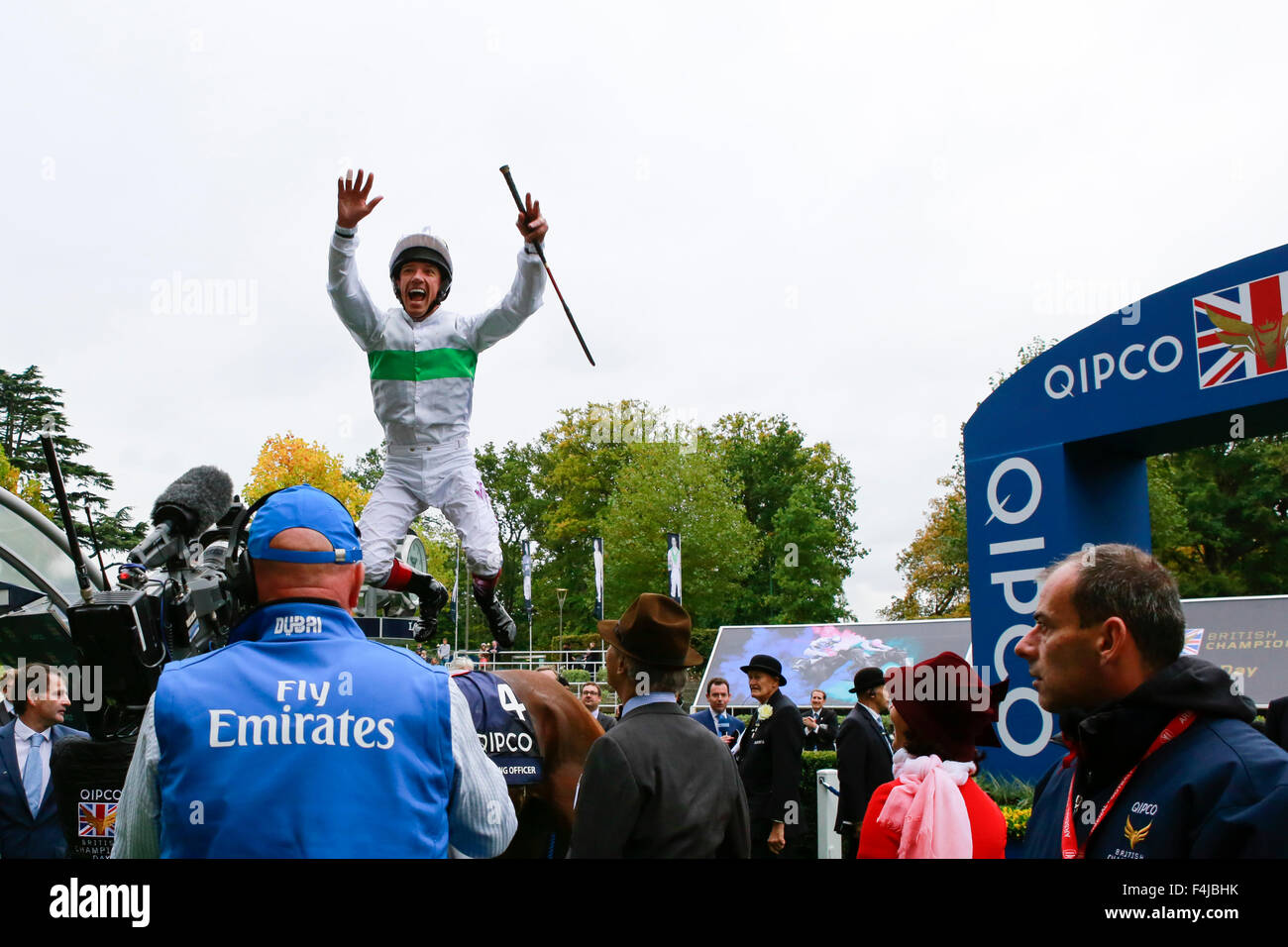 17.10.2015 - Ascot; Gewinner-Präsentation mit Lanfranco Dettori nach dem Gewinn der Qipco britischen Meister Long Distance Cup (Gruppe 2) mit Flying Officer fliegen. Bildnachweis: Lajos-Eric Balogh/turfstock.com Stockfoto