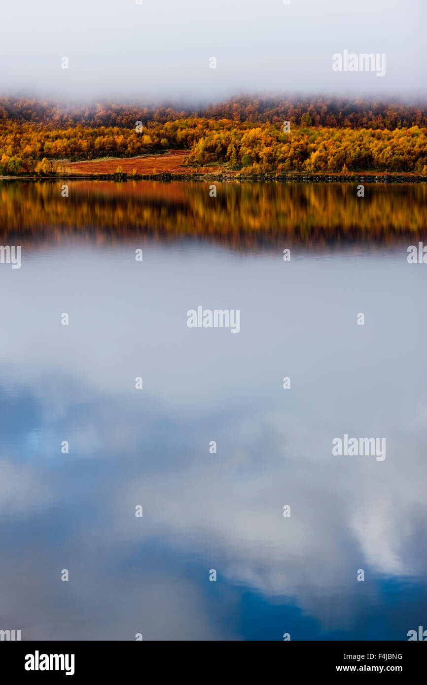 See in eine Herbstlandschaft Stockfoto