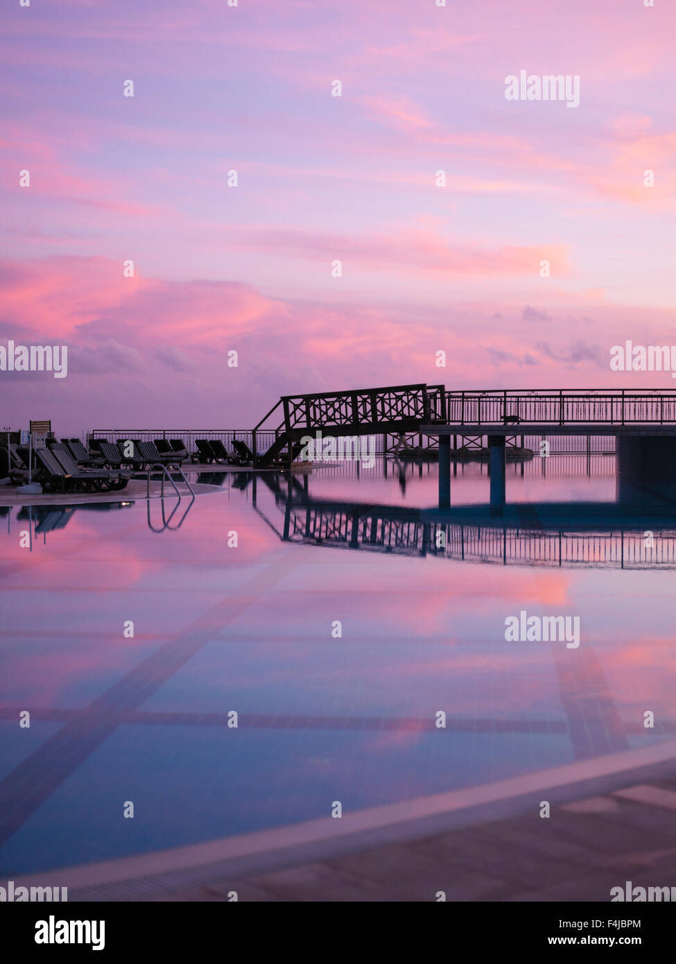 Einen Pool bei Sonnenuntergang, Türkei. Stockfoto